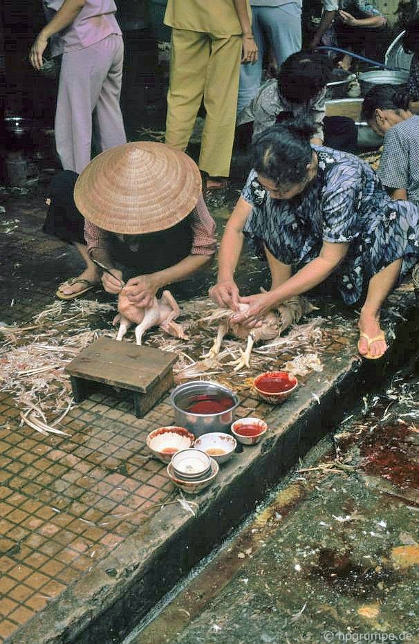 Những người bán thịt vịt tại chợ Bến Thành.